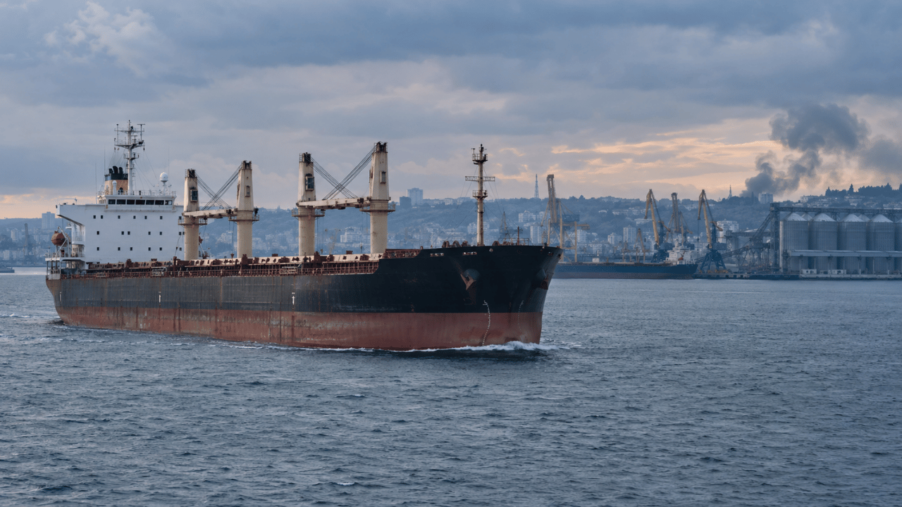 85 ataques a buques mercantes en 2026: ¿se está normalizando atacar a la Marina Mercante? 8 Buque mercante navegando frente a infraestructura portuaria en el mar Negro durante un contexto de riesgo para la navegación comercial