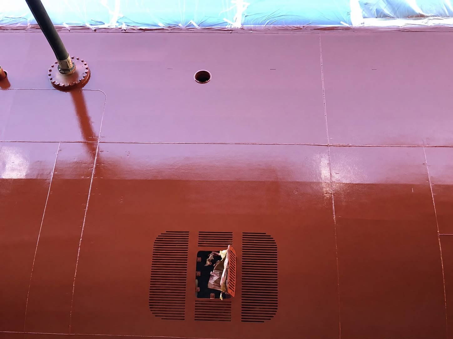 Corrosión en Tomas de Mar en Buques: Causas, Prevención e Inspección 17 Inspección de una toma de mar de un buque durante mantenimiento en astillero