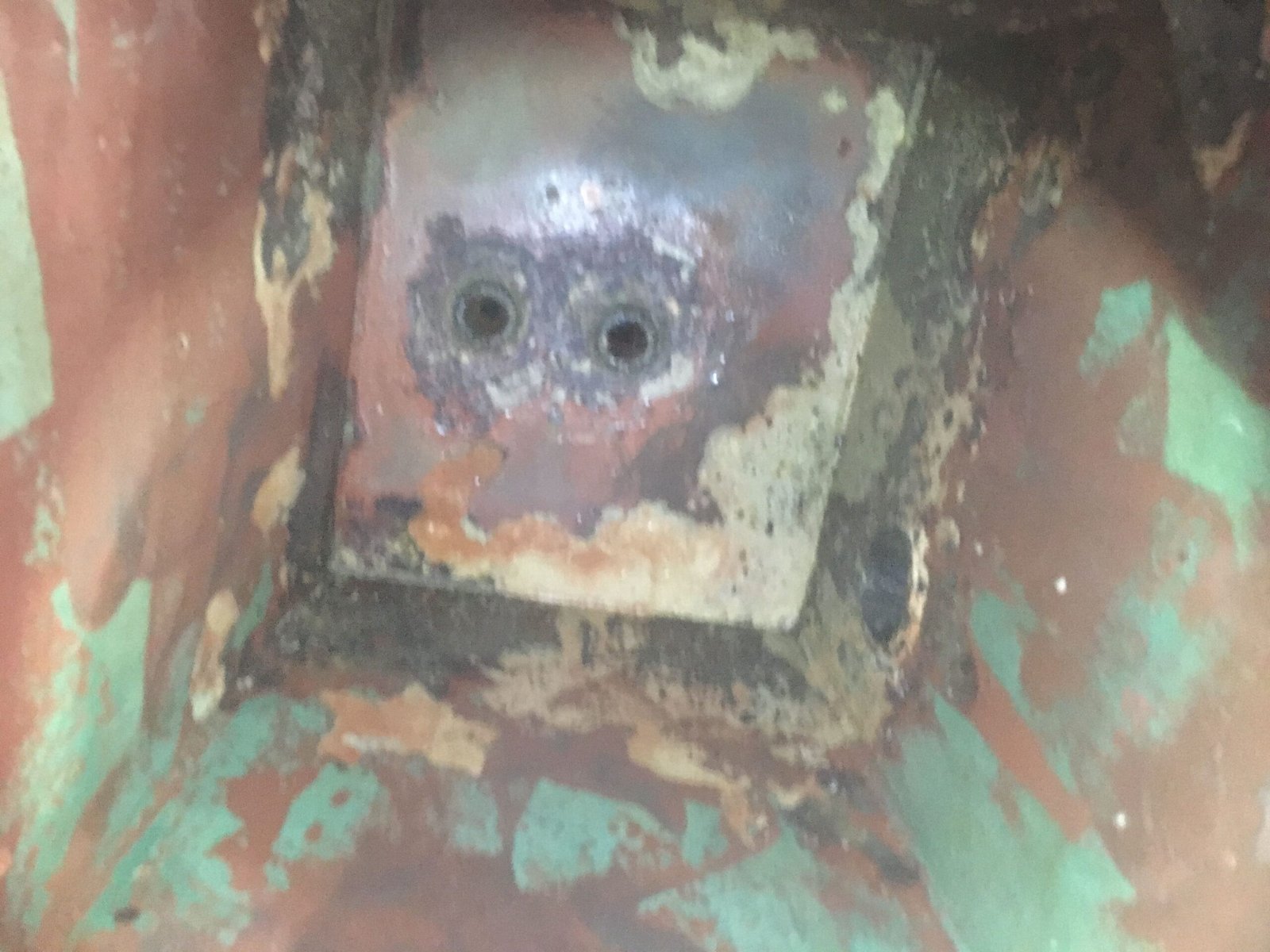 Corrosión en Tomas de Mar en Buques: Causas, Prevención e Inspección 20 Puntos de montaje de componentes en el interior de una toma de mar durante mantenimiento