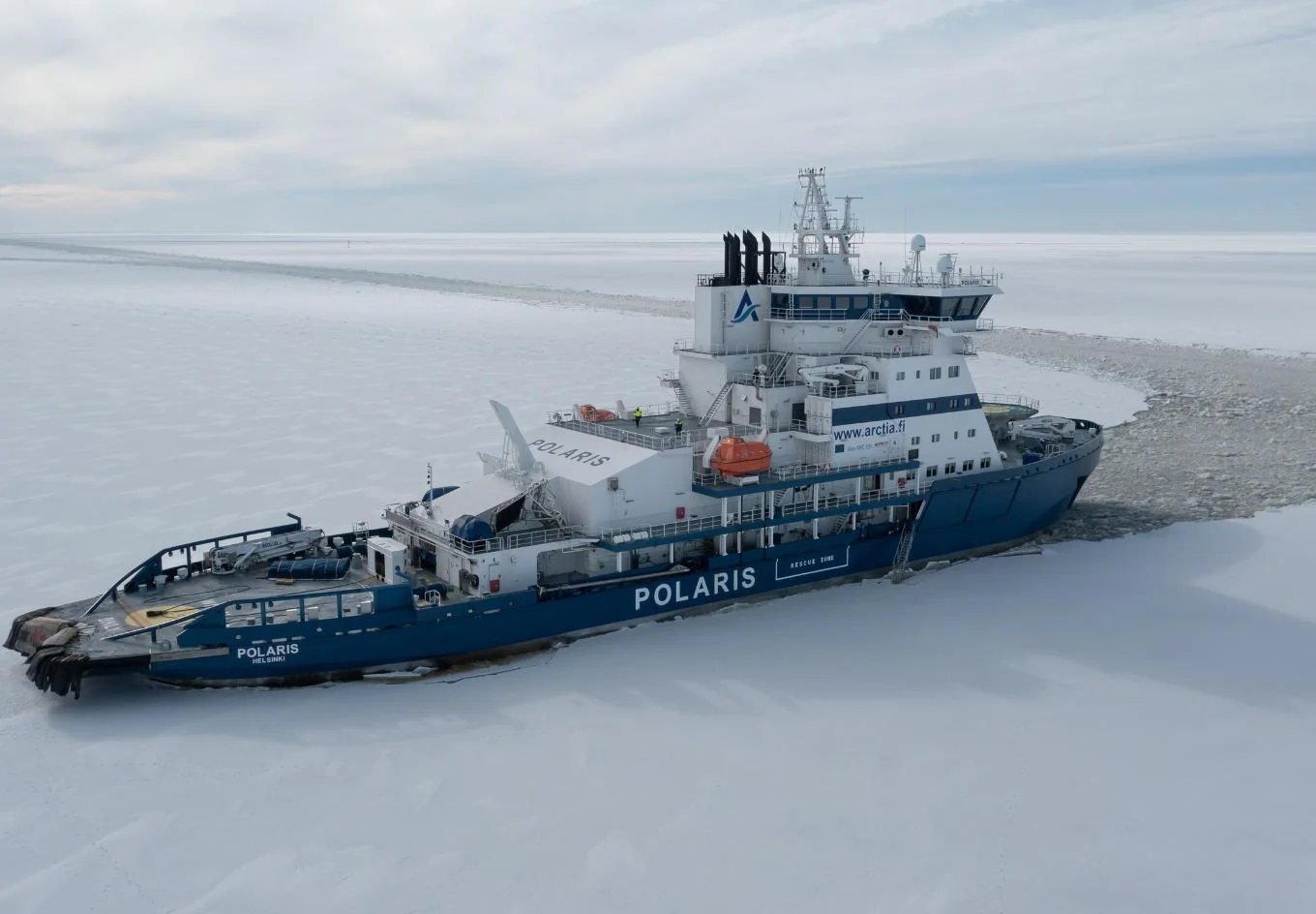 Rompehielos finlandés Polaris navegando entre placas de hielo, ejemplo de la tecnología europea de rompehielos en el Ártico.